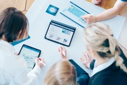 Im Fokus sind zwei Frauen, die interessiert bei einem Vortrag zuh&ouml;ren. Im Hintergrund sind weitere Personen | SPIRIT/21