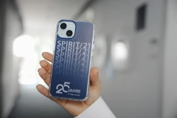 Eine Hand h&auml;lt ein modernes iPhone mit einer SPIRIT/21-H&uuml;lle | SPIRIT/21