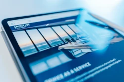 Nahaufnahme einer Apple Watch am Handgelenk eines Mannes im Anzug | SPIRIT/21