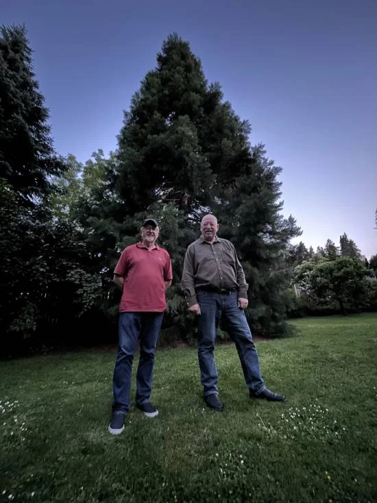 Siegfried Althaus (links), einer der Firmengr&uuml;nder, mit Jens Planert, einem Partner von SPIRIT/21 seit Anfangstagen, vor dem Mammutbaum | SPIRIT/21