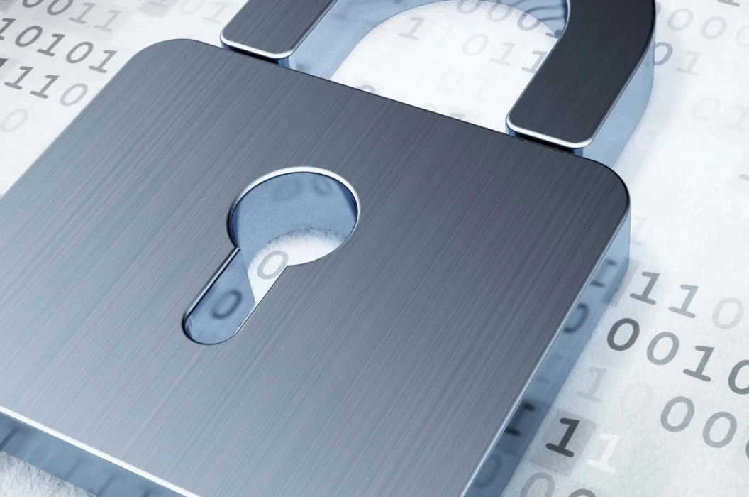 Ein geschlossenes Vorh&auml;ngeschloss liegt auf einer Seite mit Bin&auml;rcodes | SPIRIT/21