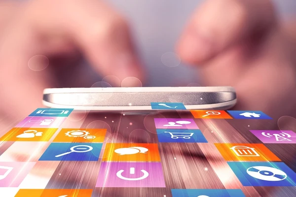 Eine Person h&auml;lt ein Smartphone und holographische Apps schweben &uuml;ber diesem | SPIRIT/21