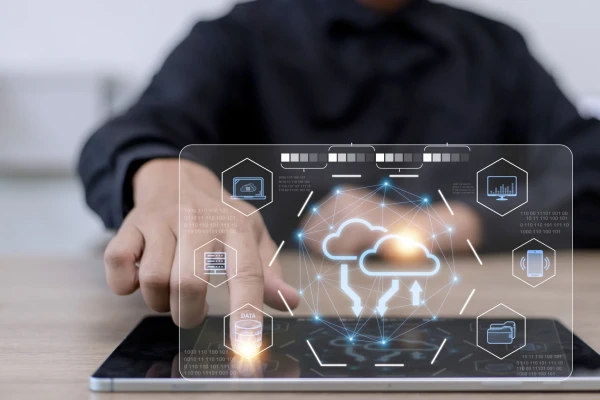 Eine Mann bedient ein Tablet. &Uuml;berdiesem schwebt ein Hologram mit unterschiedlichen Icons | A man operates a tablet. A hologram with various icons floats above it | SPIRIT/21