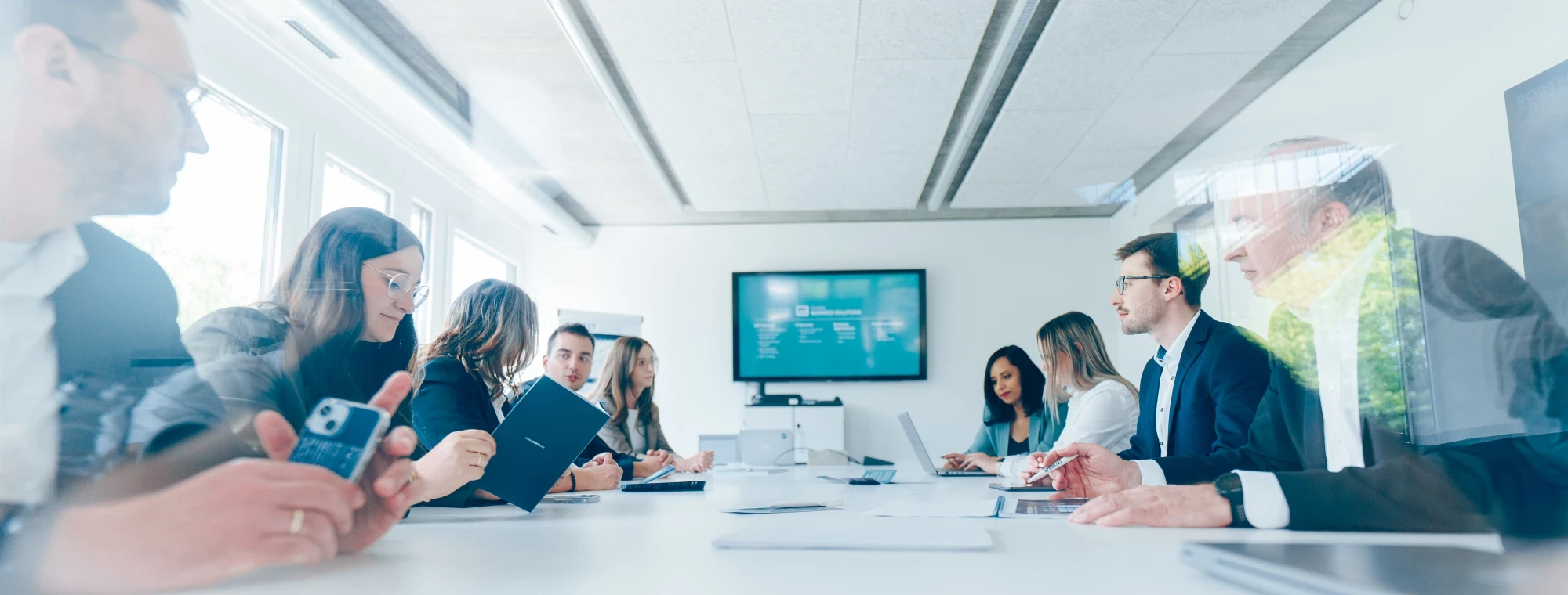 IT-Team in professionellem Business-Meeting zur digitalen Transformation und Microsoft-365-Beratung im Besprechungsraum. | SPIRIT/21