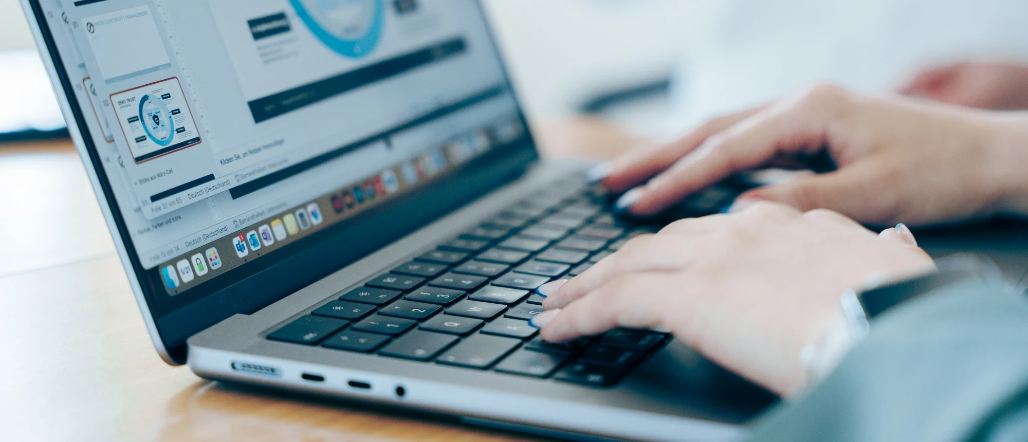 Mitarbeiter arbeitet an einem Laptop mit Microsoft-365-Pr&auml;sentation zur IT-Sicherheitsstrategie im modernen B&uuml;ro. | SPIRIT/21