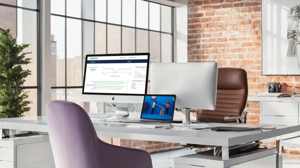 Moderner Arbeitsplatz mit Nexthink-Dashboard auf Desktop-Monitor zur Analyse der Digital Employee Experience und zus&auml;tzlichem Laptop im Homeoffice. | SPIRIT/21