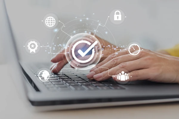 Eine weibliche Hand arbeitet an einem Laptop. &Uuml;ber der Szene schwebt ein Schaubild: In der Mitte einen halen und au&szlig;en einige Icons, welche einen erfolgreichen Rollout symbolisieren | A female hand works on a laptop. A diagram floats above the scene: in the centre a halen and on the outside some icons symbolising a successful rollout | SPIRIT/21