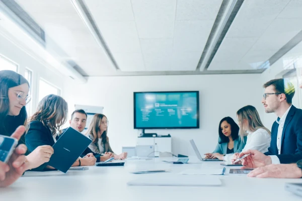 IT-Team in professionellem Business-Meeting zur digitalen Transformation im Besprechungsraum. | SPIRIT/21