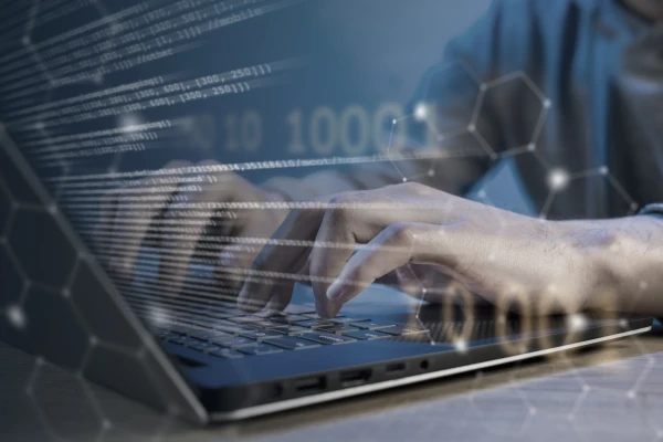 Holografische Daten schweben &uuml;ber einem Laptop, an welchem ein Mann arbeitet | Holographic data hovers over a laptop on which a man is working | SPIRIT/21