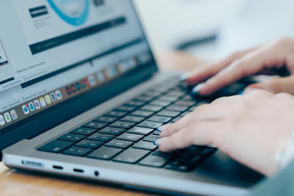 Mitarbeiter arbeitet an einem Laptop mit Microsoft-365-Pr&auml;sentation zur IT-Sicherheitsstrategie im modernen B&uuml;ro. | SPIRIT/21