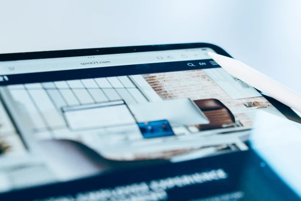 Tablet mit ge&ouml;ffneter Unternehmenswebsite spirit21.com, dargestellt in einem modernen digitalen Arbeitsplatz mit Stylus-Stift. | SPIRIT/21